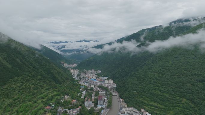 航拍马尔康城市全景