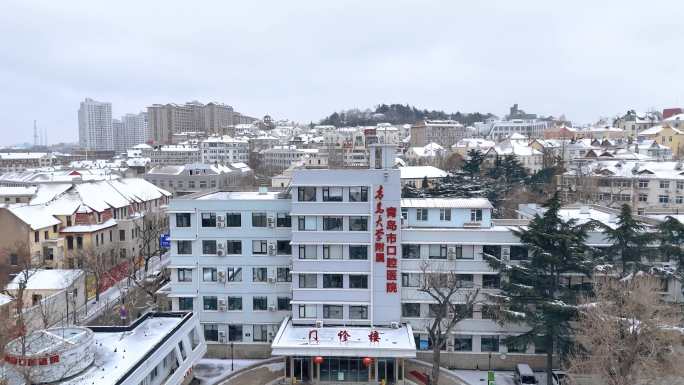 航拍青岛雪景建筑鸟瞰医院大楼冬季雪景航拍