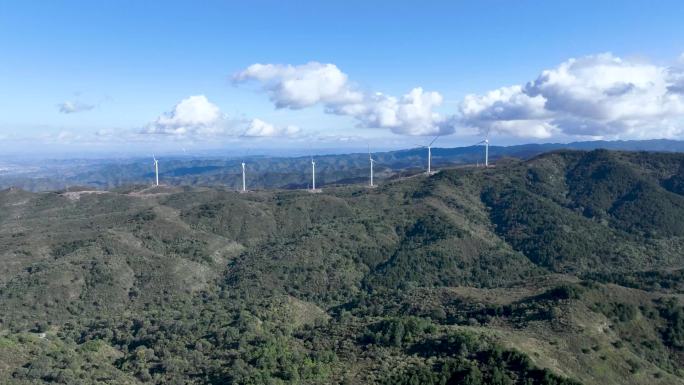 风力发电延时风车白云蓝天清洁能源双碳风景