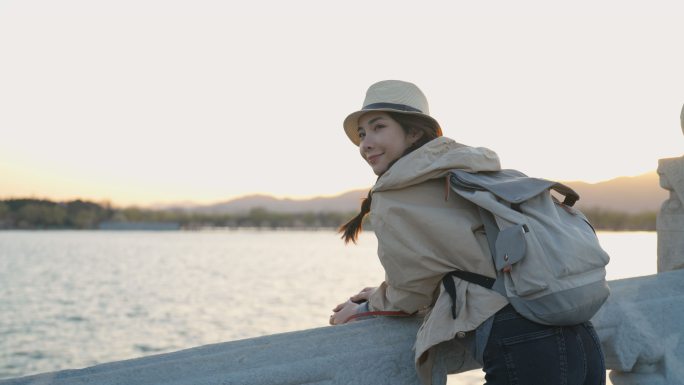 年轻女子在颐和园旅游