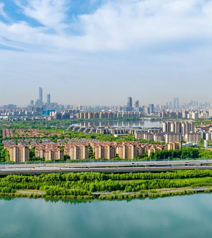 夏天蓝天白云下的苏州城市远眺风景航拍延时