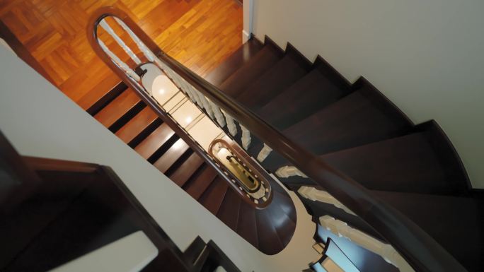 美式别墅实木旋转楼梯