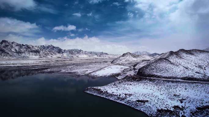 航拍4K汽车行驶在甘肃新疆冰川雪地无人区