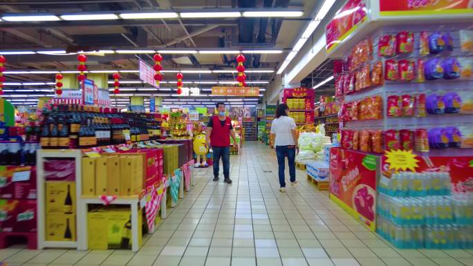 超市摆放的零食饮料商品展示空镜头