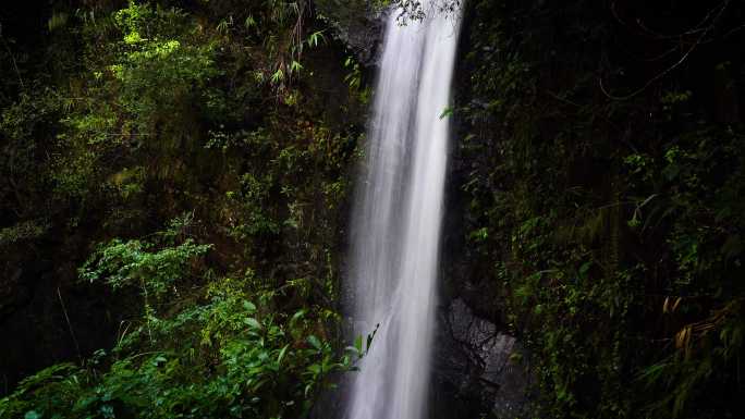 山谷瀑布流水