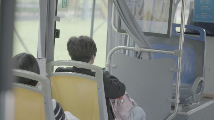 公交车座位上乘客