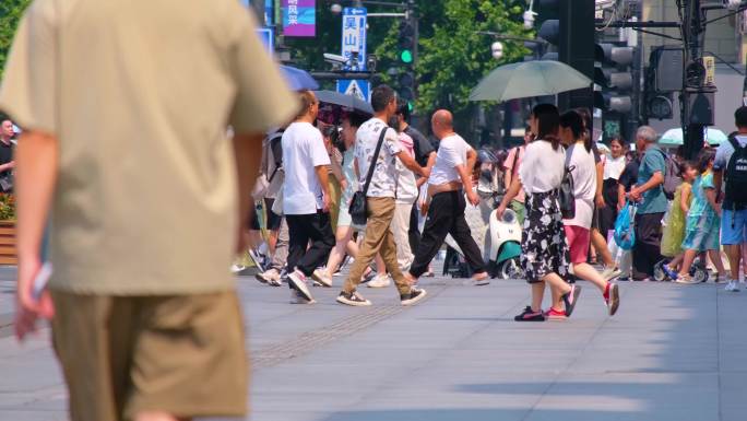 城市夏天暑假酷暑高温炎热街道人群人流汽车