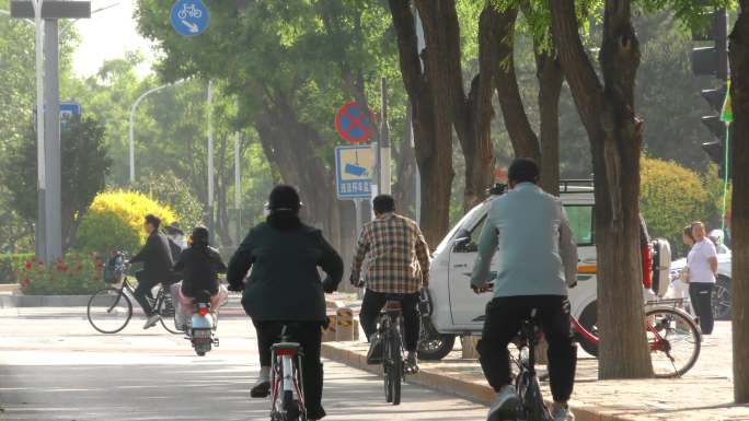 城市街道过马路背影上班族忙碌进城务工打拼