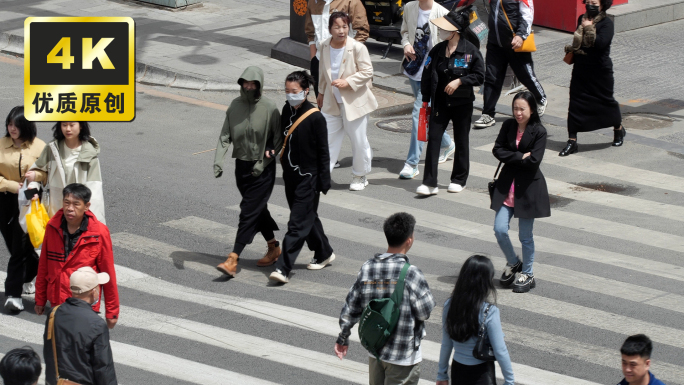 俯拍繁华街道行人过马路景观行人走斑马线