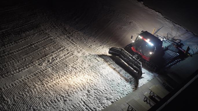 河北张家口崇礼云顶滑雪夜晚压雪车工作画面