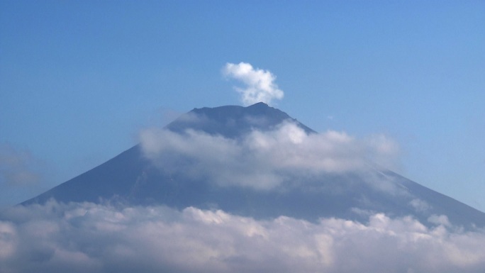 在日本富士山前移动的云