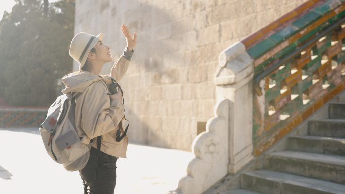 年轻女子在颐和园旅游