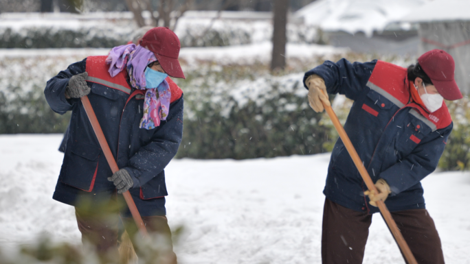 物业人员雪天小区铲雪