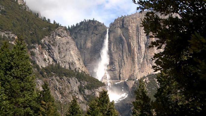 在美国加利福尼亚州的约塞米蒂国家公园，水从落基山脉倾泻而下