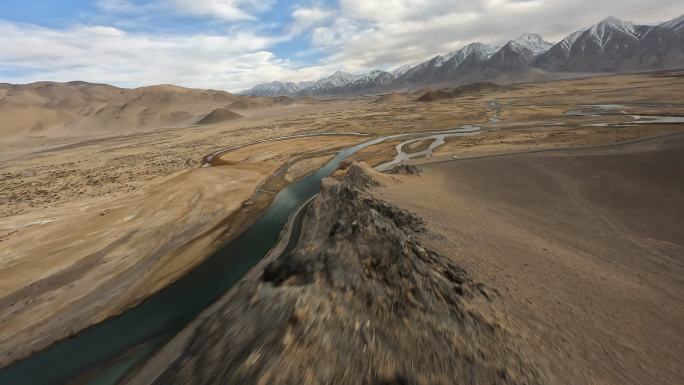 FPV飞跃西藏阿里的山尖碎石入河流