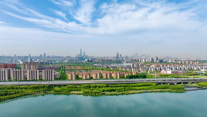 夏天蓝天白云下的苏州城市远眺风景航拍延时