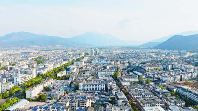 云南丽江城区城市建筑街道全貌清晨阳光航拍