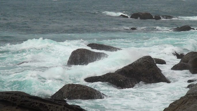 海浪拍击礁石