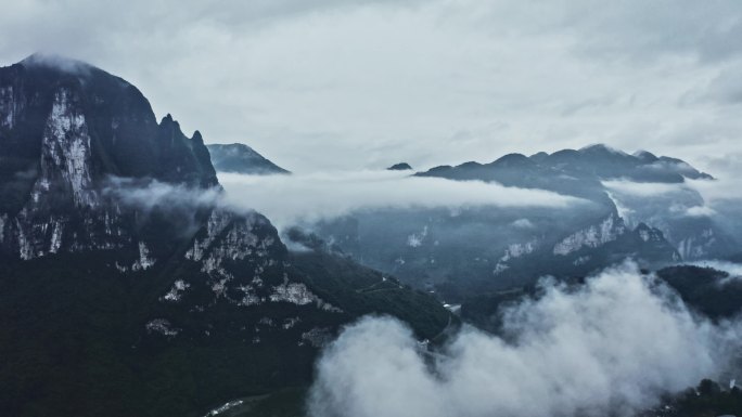 群山云雾清晨