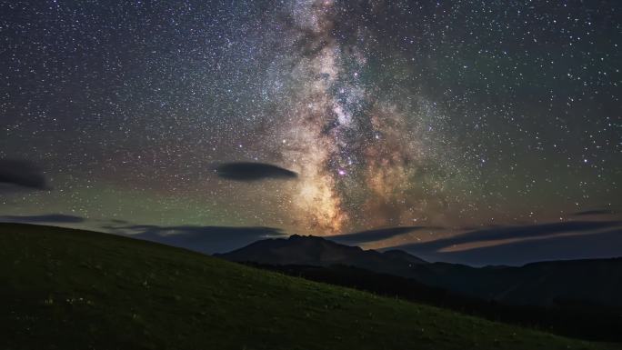 新疆伊犁大草原的银河星空延时