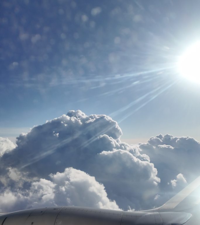 竖屏拍摄飞机窗云彩