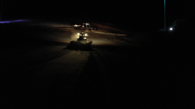 航拍北大湖滑雪场雪景压雪车工作夜景