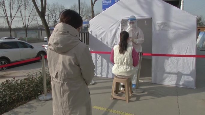 中国上海市民排队进行核酸检测