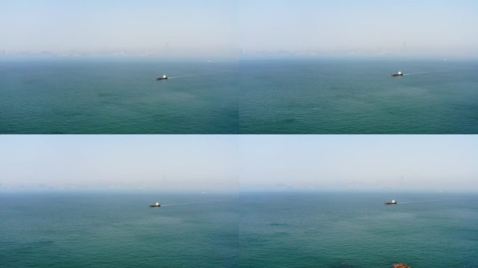 轮船驶入青岛胶州湾