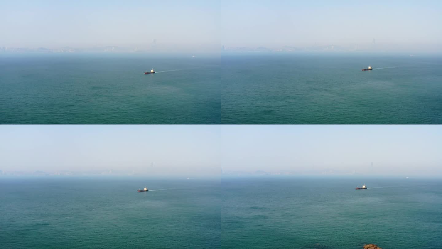 轮船驶入青岛胶州湾