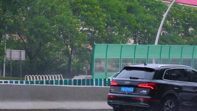 城市马路道路下雨天雨水雨滴街景街道街头风