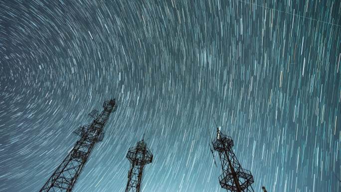 冬天雪山顶基站星空银河