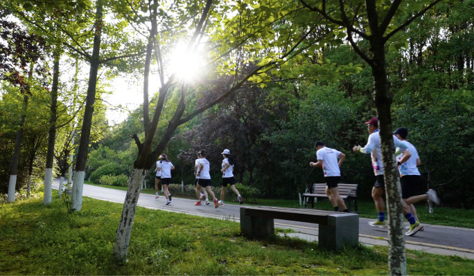 跑步运动 奔跑 一群人迎着阳光奔跑 锻炼
