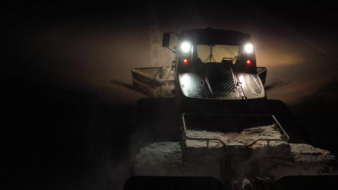 航拍北大湖滑雪场雪景压雪车工作夜景