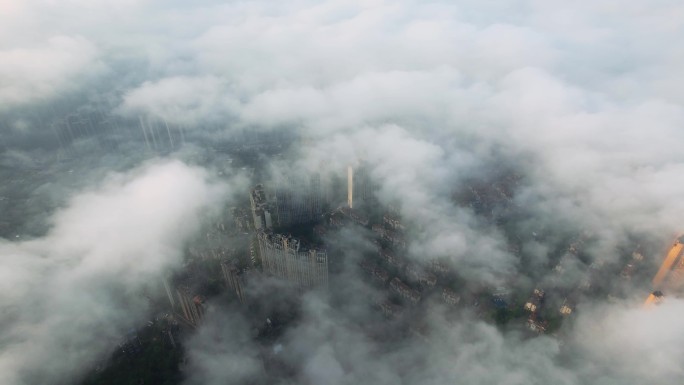 城市云雾天气上空