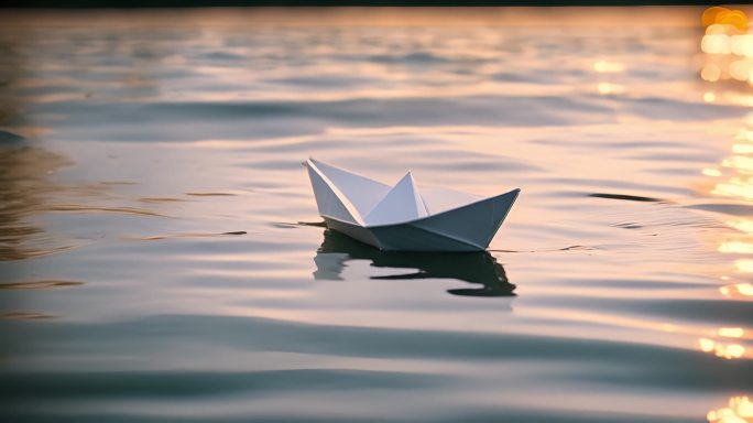 水面上小纸船漂流