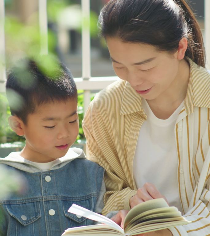 夏日母子户外看书玩耍