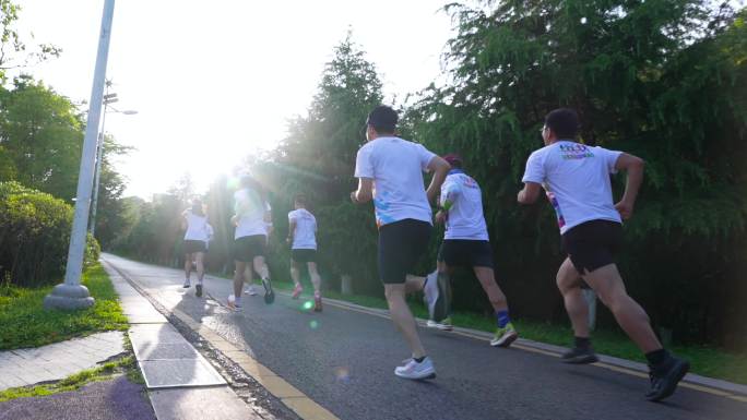 一群人跑步 迎着阳光跑步奔跑运动青春活力
