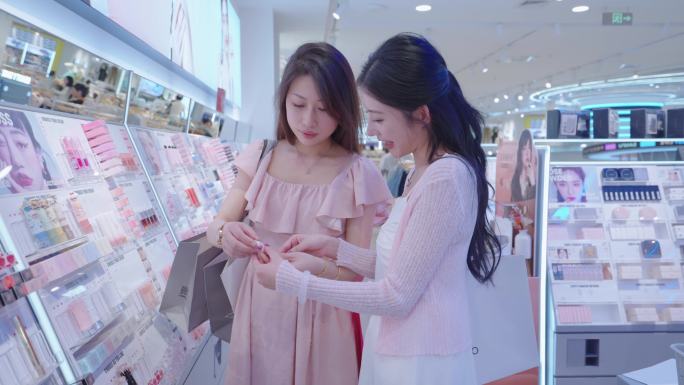 购物美女 化妆品店展