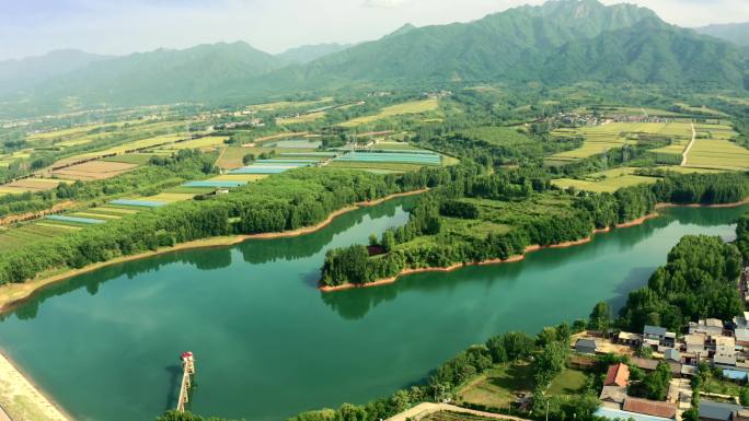 秦岭山下碧绿水库