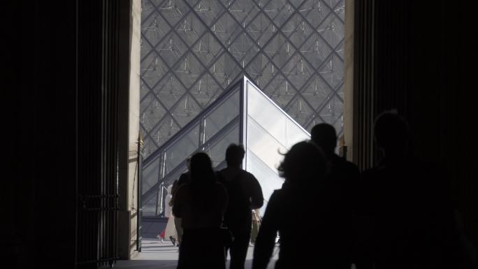 法国巴黎卢浮宫入口人流行人参观团欧洲建筑