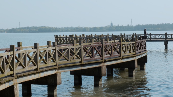 上海青浦淀山湖湖边木栈道