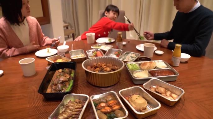 北京吃外卖团圆饭的家庭