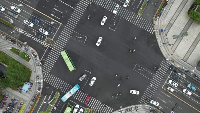 城市马路十字路口车辆车流特写