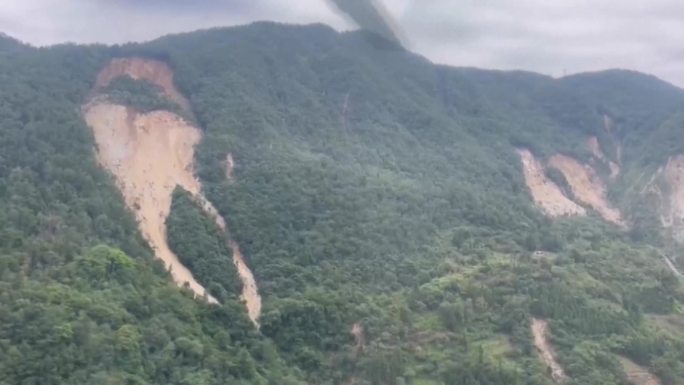 中国四川泸定地震震区的受灾情况直升机航拍（合集）