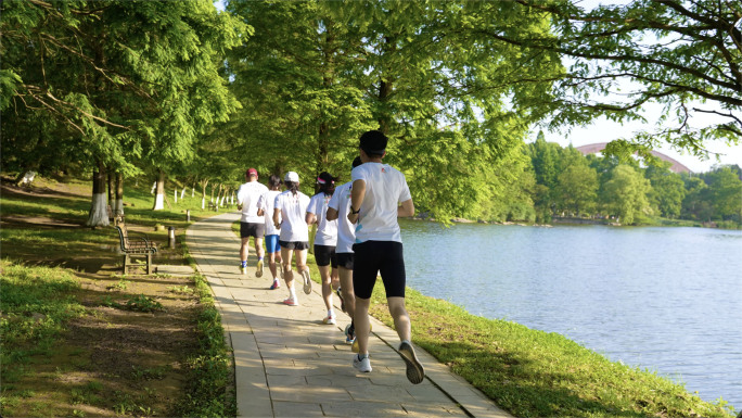 公园跑步运动健康 湖边跑步 城市环境宜居