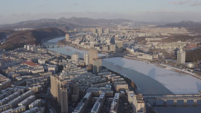 航拍吉林省通化市市区冬季景观