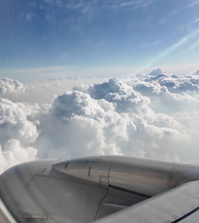 竖屏拍摄飞机窗云朵