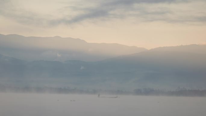 大理剑湖清晨薄雾渔民打渔划船飞鸟国风山水