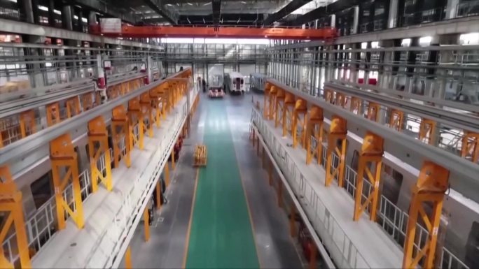 中国工厂自动化流水线上的工人操作机械臂
