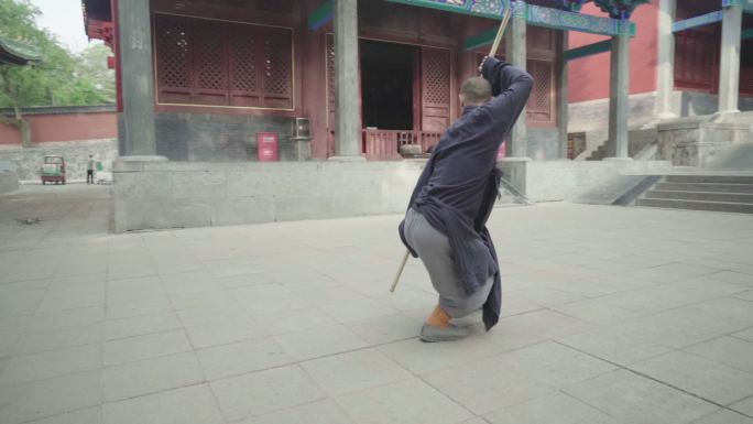 武僧耍少林棍